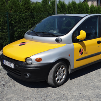 samochód Fiat Multipla w żółtym malowaniu Klubu Technika