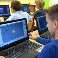 Dziecko programuje przy komputerze