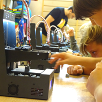 Dzieci obsługują drukarki 3D